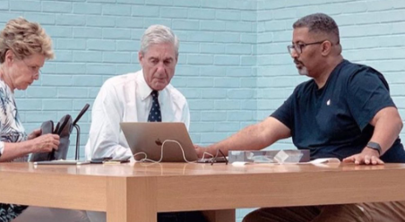 Mueller at Apple Store